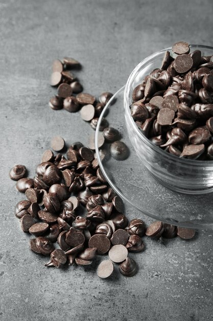 Foto morcillos de chocolate en taza de vidrio sobre un fondo gris