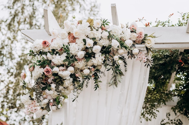 Morden Hochzeit Blumendekor draußen. Künstliche Rosen und weiße Blumen