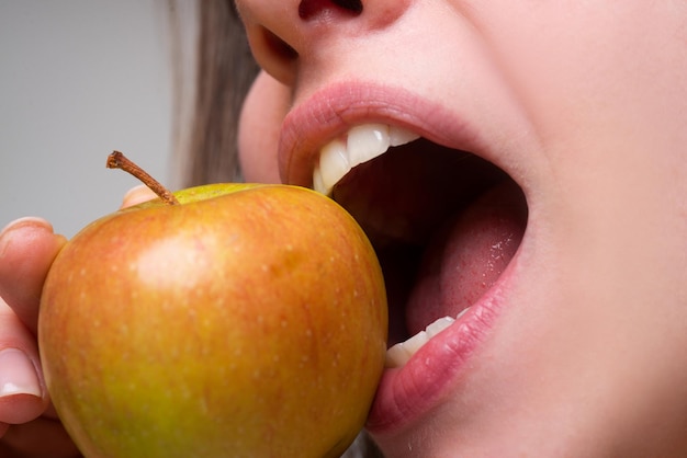 Mordendo uma maçã Boca fechada Mulher comendo lábios naturais de maçã