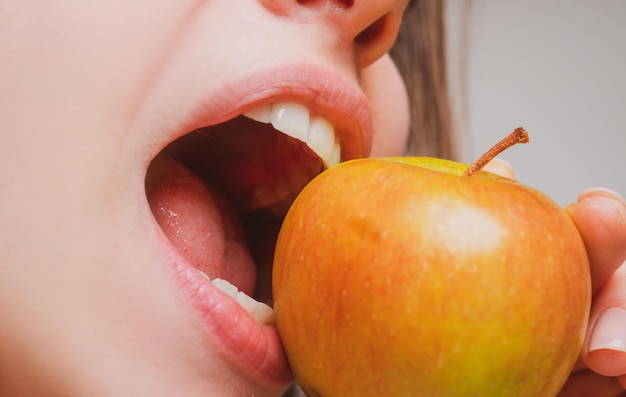 Morder una manzana Cerrar la boca Mujer comiendo labios naturales de manzana