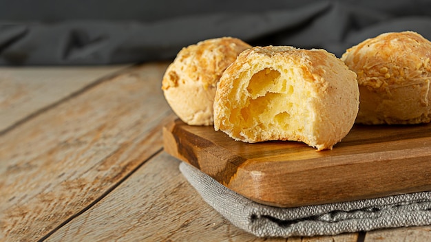 Mordido pao de queijo una comida tradicional brasileña