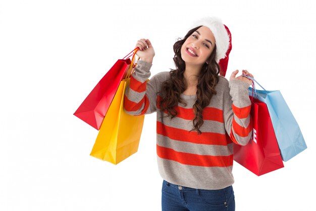 Foto morena alegre segurando sacolas de compras