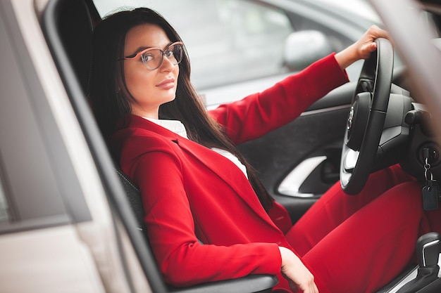 Morena atractiva en el coche Señora conduciendo