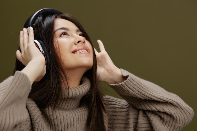 Morena auriculares inalámbricos música diversión tecnología aislado fondo