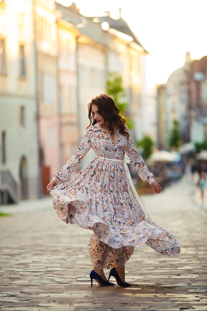 Morena baila en las calles de Lviv con un hermoso vestido largo