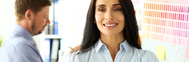 Morena bonita em pé feminino com os braços cruzados no peito