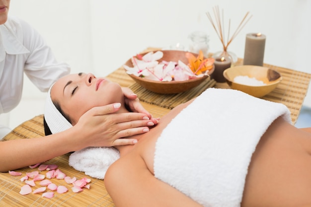 Foto morena calma desfrutando de uma massagem no pescoço