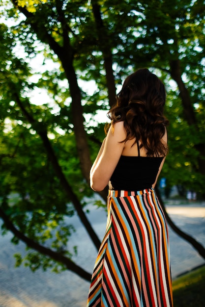 Morena camina por las calles de Lviv con un hermoso vestido largo