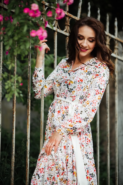 Morena camina por las calles de Lviv con un hermoso vestido largo