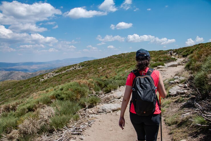 Morena caminando en highland en verano