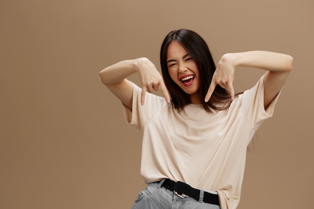 Morena en una camiseta beige posando ropa moda fondo aislado