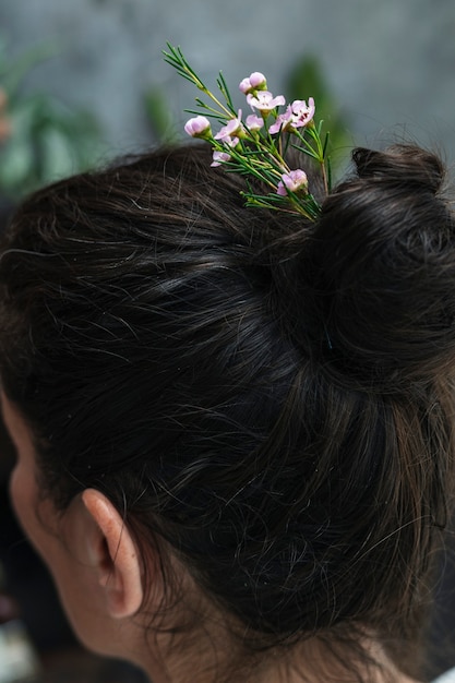 Morena com flores no cabelo