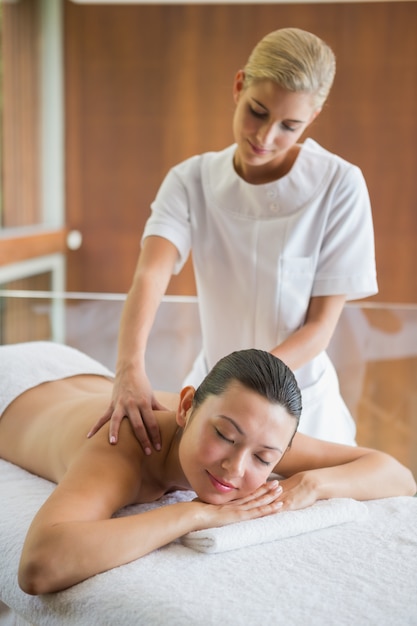 Morena disfrutando de un masaje tranquilo en el spa de salud