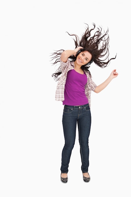 Morena escuchando música con su pelo en el pelo