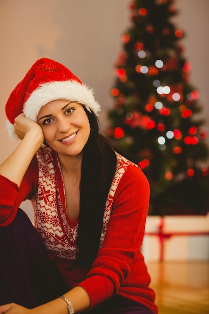 Morena festiva con un sombrero de santa