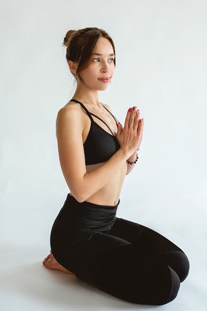 Morena hermosa mujer alegre en forma haciendo yoga asanas Estilo de vida saludable y concepto de deporte