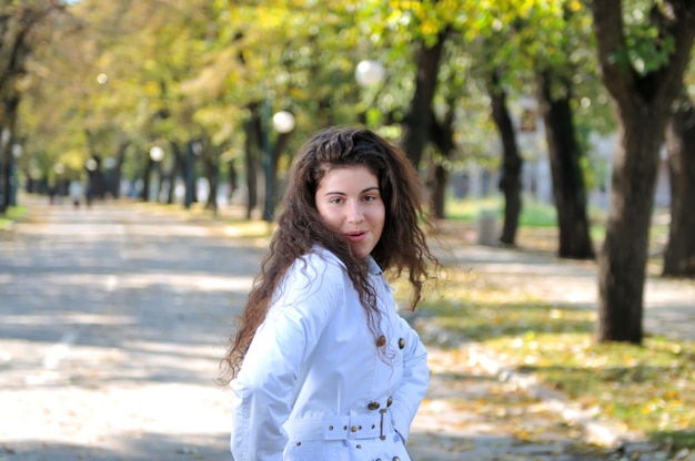 morena Jovem bonita sorrindo ao ar livre na natureza