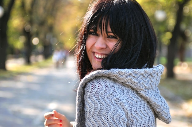 morena Jovem bonita sorrindo ao ar livre na natureza