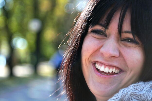 morena Jovem bonita sorrindo ao ar livre na natureza