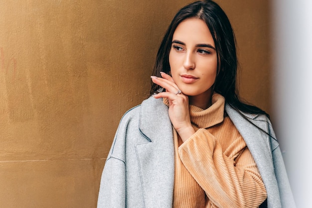 Morena jovem empresária vestindo roupa casual posando do lado de fora Mulher bonita posando na rua da cidade