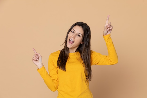 Morena jovem vestindo uma camiseta amarela