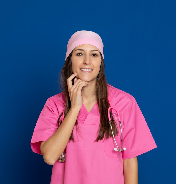 Morena jovem vestindo uma camiseta amarela