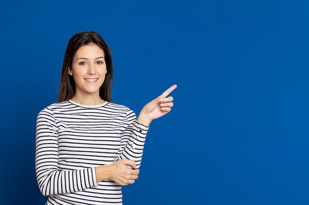 Morena jovem vestindo uma camiseta listrada