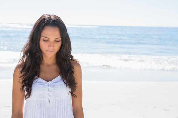 Morena linda com vestido de sol branco