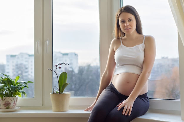 Morena linda jovem mulher grávida