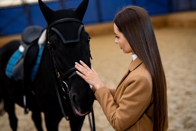 Morena linda mujer al aire libre manía de caballos Bastante joven modelo femenino con caballo