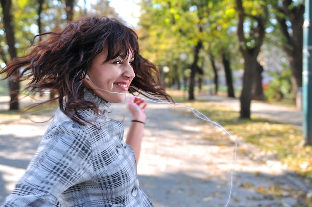 Morena Linda mujer joven bailando al aire libre en la naturaleza