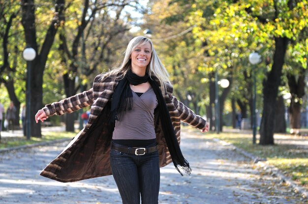 Morena Linda mujer joven sonriendo al aire libre en la naturaleza