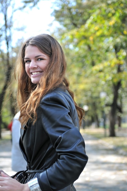 Morena Linda mujer joven sonriendo al aire libre en la naturaleza