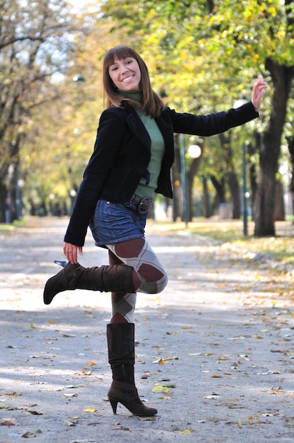 Morena Linda mujer joven sonriendo al aire libre en la naturaleza