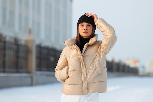 Morena de moda en elegante chaqueta de invierno