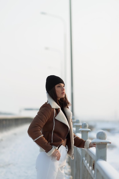 Morena de moda en elegante chaqueta de invierno