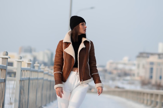 Morena na moda na jaqueta de inverno elegante
