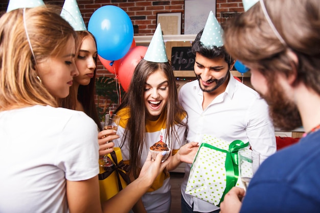 Morena de pelo bastante largo cumpleañera