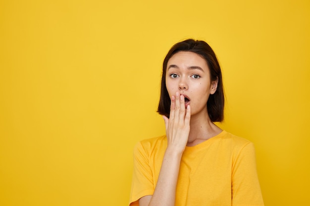 Morena de pelo corto con una camiseta amarilla Fondo amarillo informal de estilo juvenil