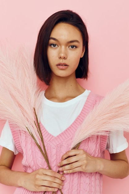 Morena de pelo corto emociones posando chaleco rosa moda estilo de vida inalterado