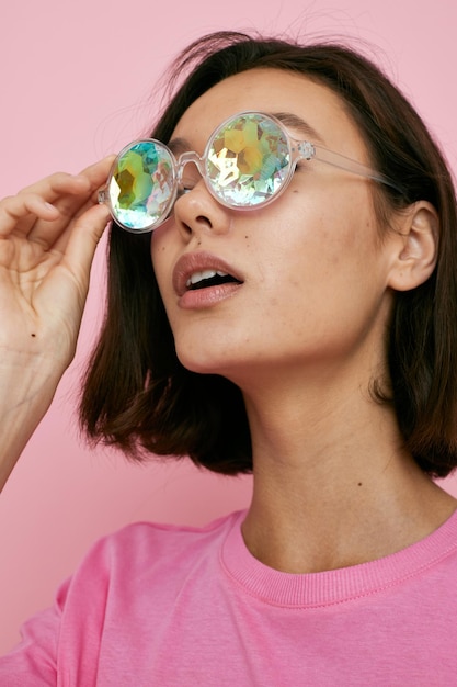 Morena de pelo corto con gafas elegantes moda posando Estilo de vida inalterado