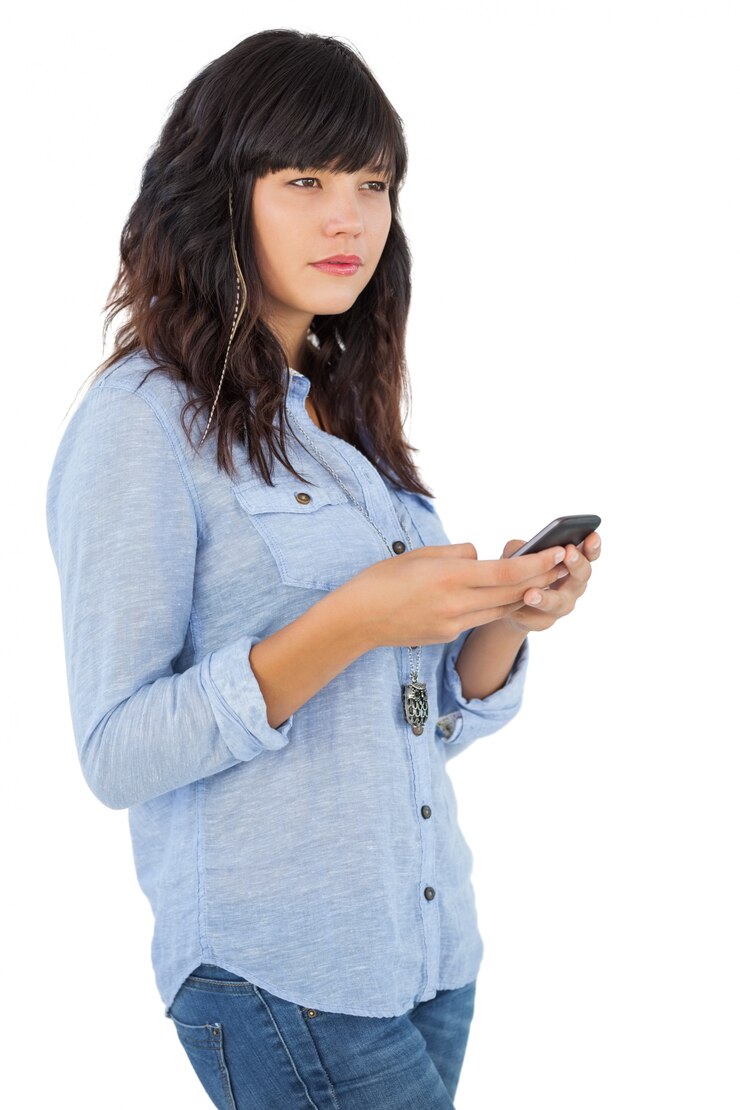 Foto morena pensativa com o telefone celular que faz mensagens de texto em uma mensagem
