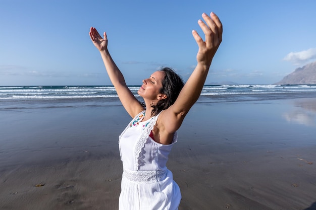 Morena respirando ar fresco na praia