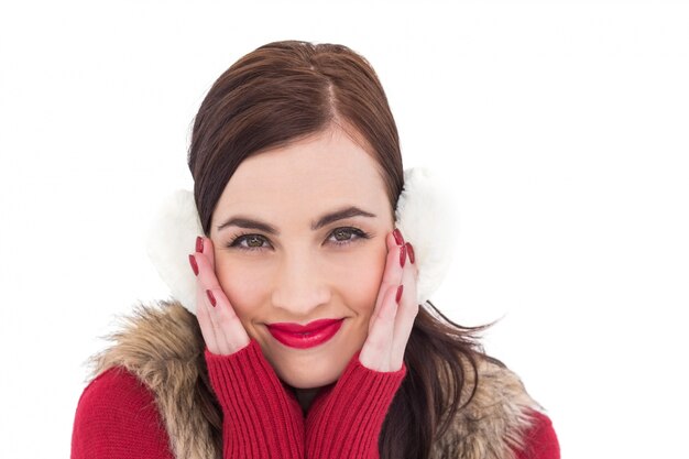 Morena en ropa de invierno sonriendo a la cámara