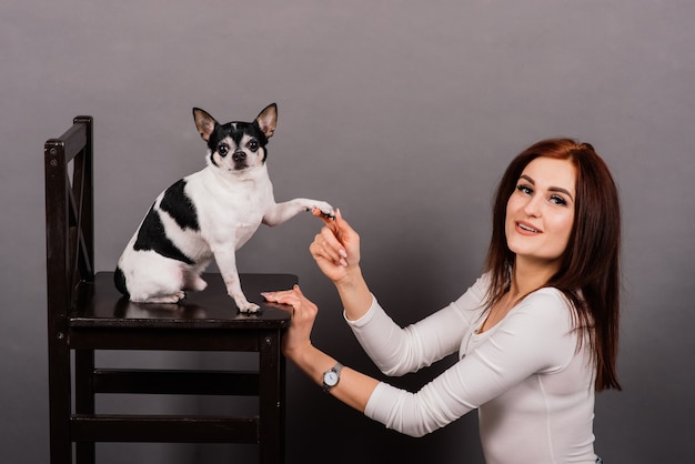 Morena segurando um chihuahua