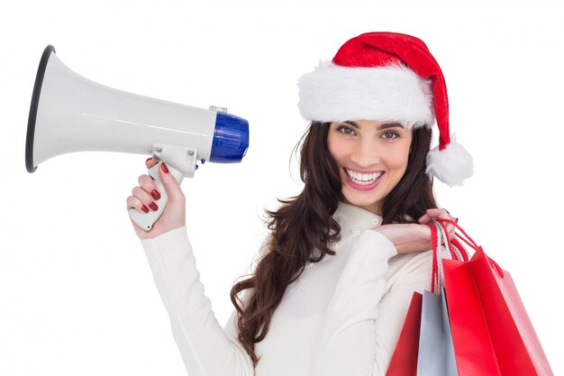 Morena sonriente con bolsas de regalo y megáfono