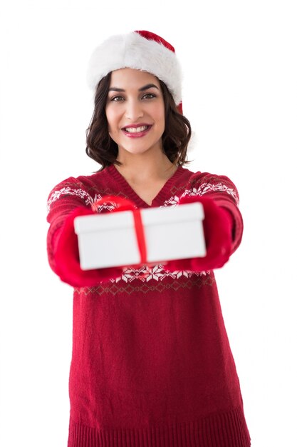 Foto morena sonriente en guantes rojos con regalo