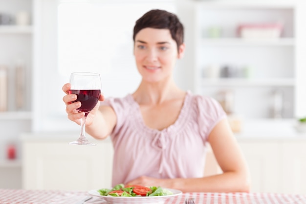 Morena sorridente Mulher brindando com vinho