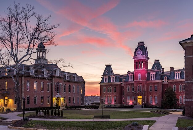 Morgantown WV 8 de março Imagem dramática de Woodburn Hall na West Virginia University ou WVU em Morgantown WV enquanto o sol se põe atrás do edifício histórico iluminado