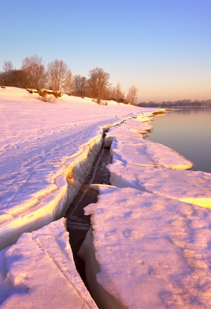 Morgen am Ufer des Ob Gebrochene Eisschollen auf dem Fluss im Frühling der Morgenhimmel